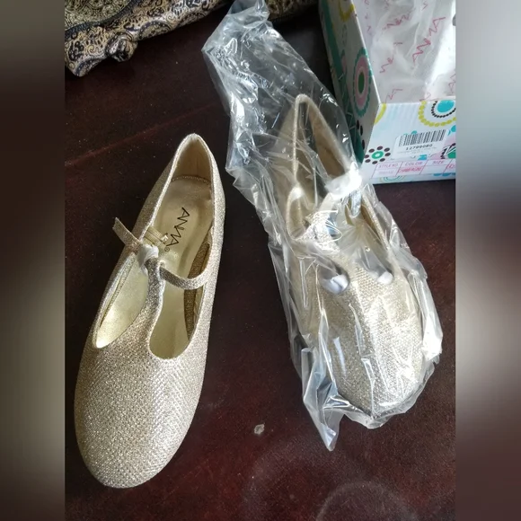 Anna Shoes | Girls Champagne Sparkle Dress Shoes | Color: Gold | Size: 4g | Noeticblues's Closet